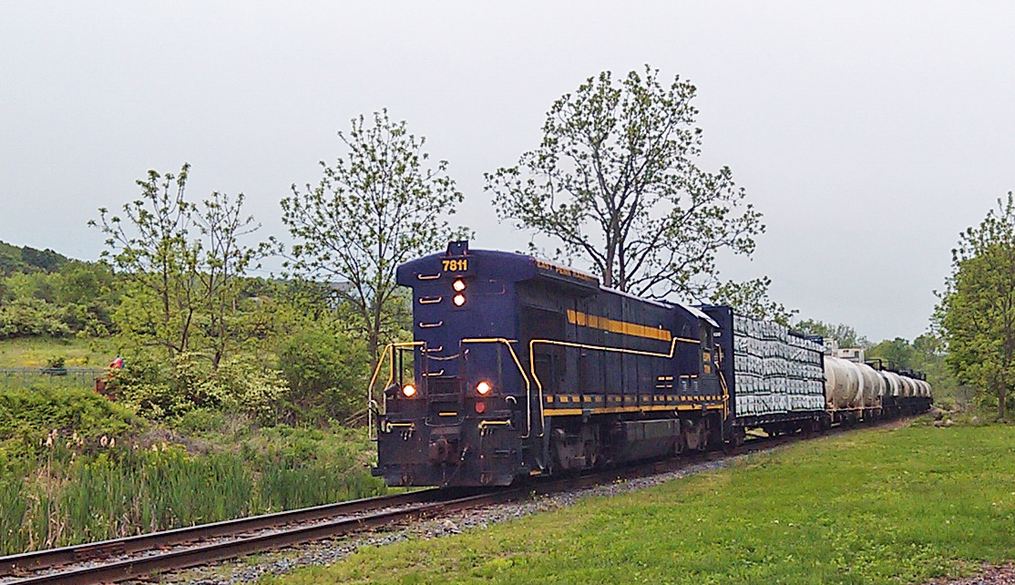 East Penn 7811 approaches the Sugar Loaf crossing from Warwick on this dreary morning